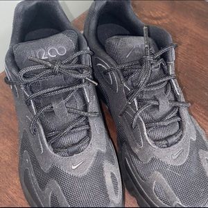 hi everyone I’m selling Nike 270 React Shoes